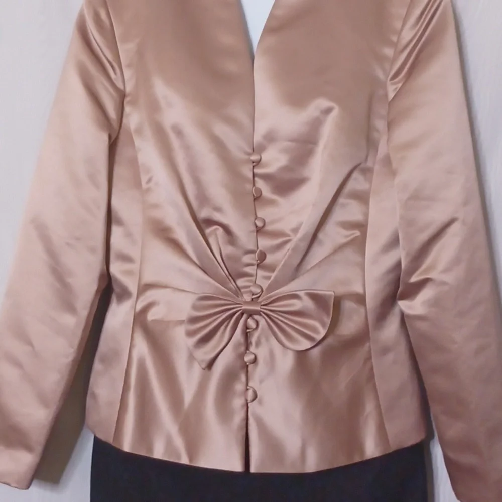 DONNA MORGAN Beige Satin Button Down Blouse With Pleats & Bow. Size 12 - Picture 4 of 10